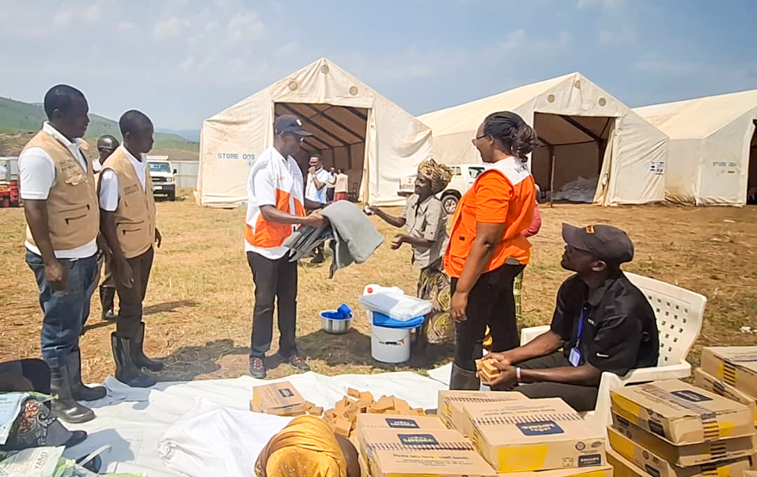 WVBurundi's tweet photo. Toutefois, selon lui, grâce à l’appui financier de #Startfund, @WVBurundi, à travers le consortium dont il assure le lead (@Tearfund et @HelpChannelBdi) est en train d’assister une bonne partie des réfugiés en distribuant des articles non-alimentaires.
#refugee #water#sanitation https://t.co/hgnn1L94Fs