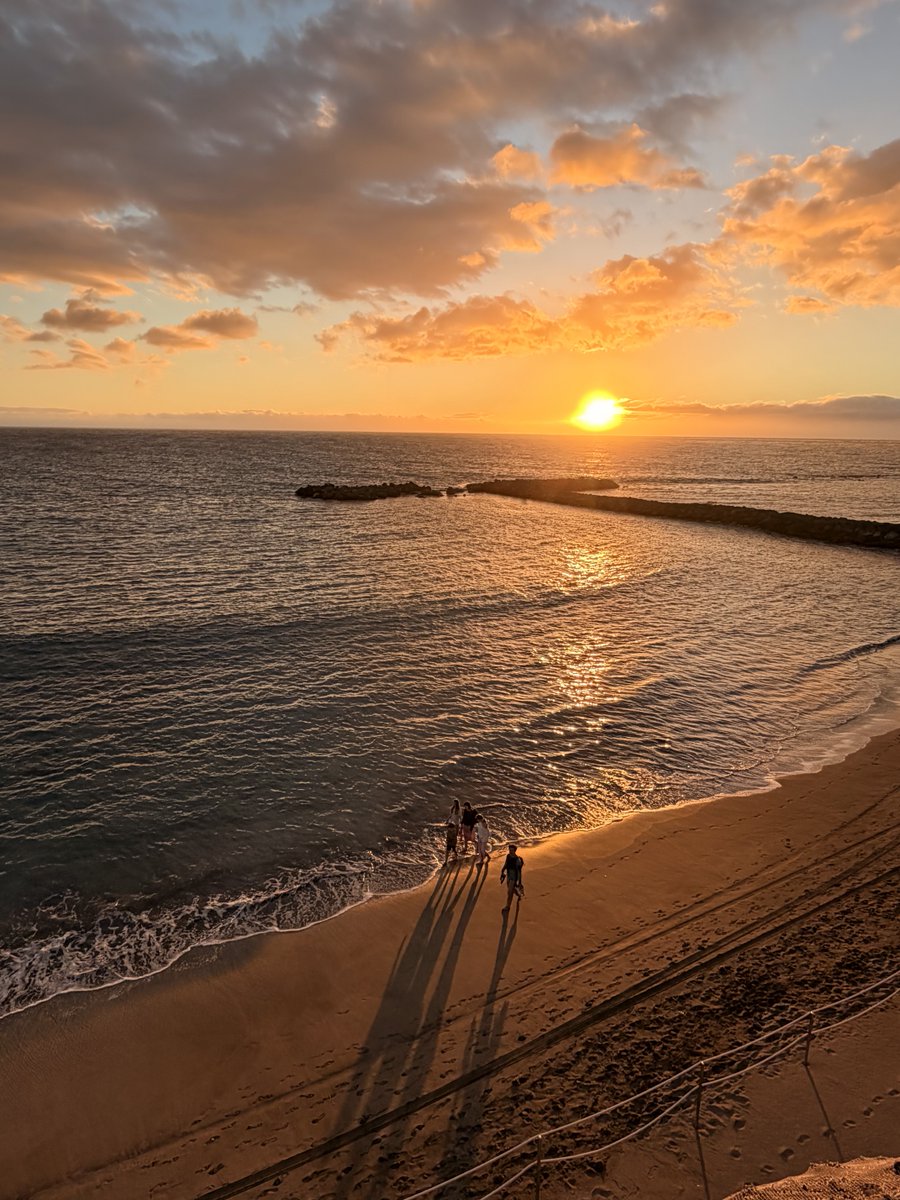 finnhug's tweet image. It’s just another day 🧡 #holiday #blueskies #sunset ⁦@ThePhotoHour⁩