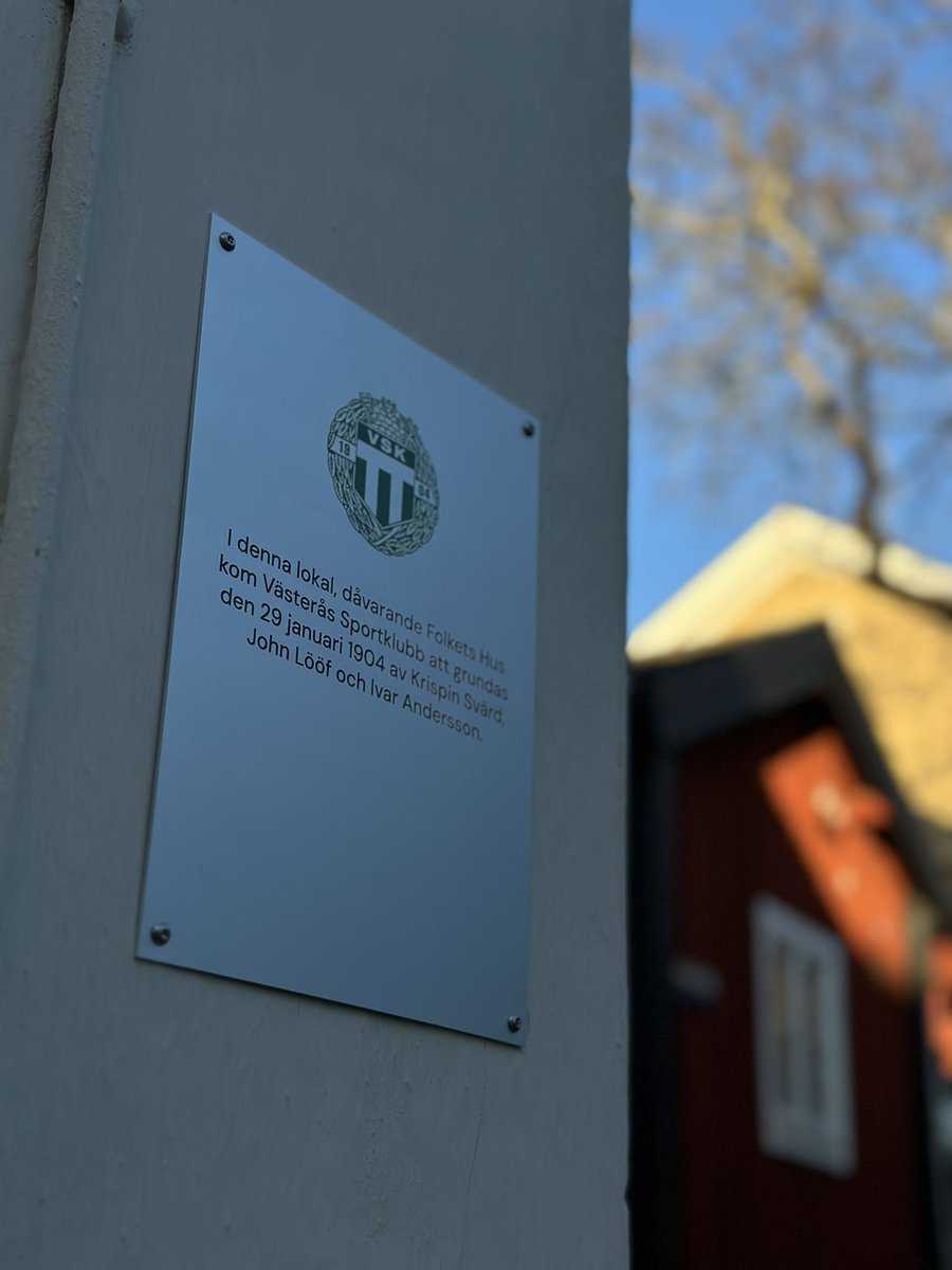 Blåsbogården, vårt hem.

I dag sattes ett minnesmärke upp utanför Blåsbogården för att uppmärksamma platsen där Västerås Sportklubb grundades. Vid en ceremoni fick våra lagkaptener, Rasmus Sjöström och Charlotte Selbekk, äran att skruva fast märket.

#VSKBandy #svbandy #västerås