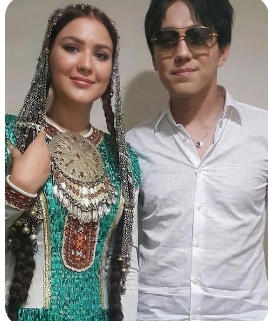 KosmosLoretta's tweet image. NINE YEARS OF LOVE
Happy Dears Day 2026 
#DimashAndDears

Bu söýgi üçin sag bol. Sen bulutlaryň arasyndaky meniň günümsiň. Bilelikde bolan bagtymyz üçin, ýüregimdäki aýdym-saz üçin sag bol!
🎶❤️🎶❤️🎶❤️