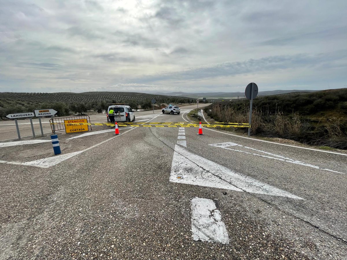 dipujaen's tweet photo. ⛈️🍃 La @dipujaen actúa en cerca de 40 carreteras de la Red Provincial afectadas por el temporal de lluvias y viento.

👷 El diputado de Infraestructuras Municipales destaca la celeridad con la que está interviniendo la Administración provincial para facilitar la circulación en estas vías.

ℹ️ https://t.co/P8q7QCvAIS