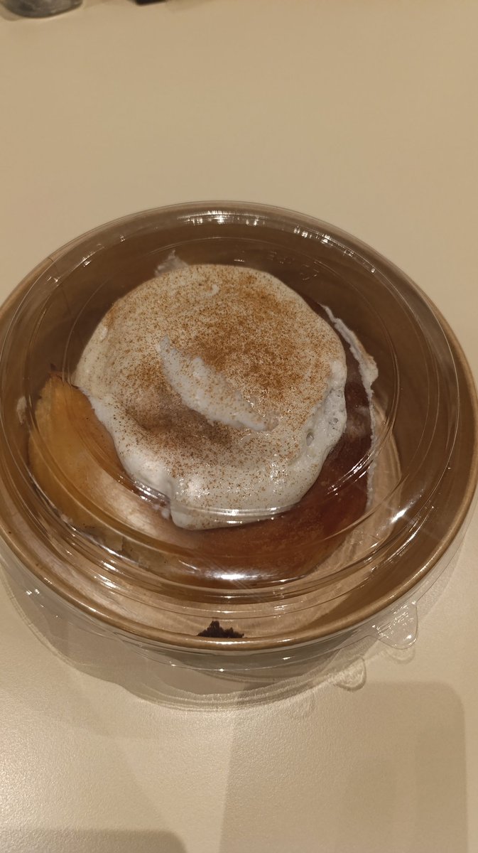 user <a href="/dtsugasia/">şeyda</a> sürekli cinnamonroll yaptığı ve canımı çektirdiği için sonunda DEV cinnamonroll aldım ama kol böreğine benziyor 🥀