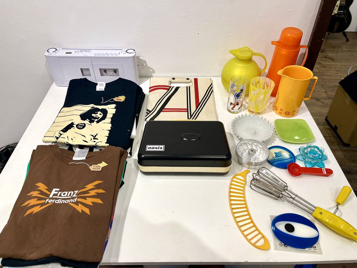 あとは20年位前にロンドンで購入したヴィンテージのコートやジャケット、90sや00sにスウェーデンで購入した食器や洋服、勿論日本の物も沢山✨

ロックTはBLURやBECKやRADIOHEADやフランツetc！ポスターや雑誌等々です🍀老若男女問わずお待ちしています🌈