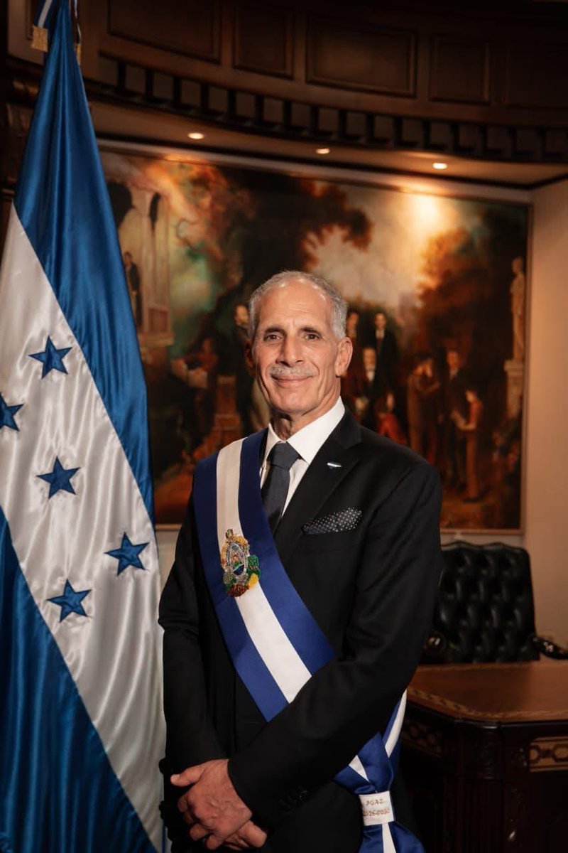 MeraryDiazMol's tweet photo. Felicidades y éxitos a cada uno de los funcionarios nombrados en el Poder Ejecutivo, tanto en la administración central como en la descentralizada, llamados a dar lo mejor por el país.

Cada servidor público nombrado en este gobierno de la libertad y la democracia, encabezado por el presidente Nasry Asfura @titoasfura, tiene el deber ineludible de cumplir y hacer cumplir la ley y tener claro que la razón de ser de la administración pública es servir al ciudadano. 

Sus actos deben regirse por la eficacia y la eficiencia y con arreglo a los principios de rendición de cuentas, publicidad, transparencia y pleno acceso a la información pública. 

La cosa pública es un deber para con el pueblo; servir exige responsabilidad y conciencia.

¡Dios bendiga a #Honduras y al Presidente Asfura!