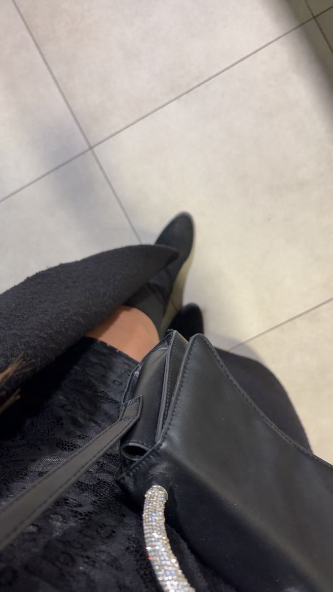 b173184's tweet photo. jโsuis dโhumeur #fullblack https://t.co/lhJ8owVE4A
