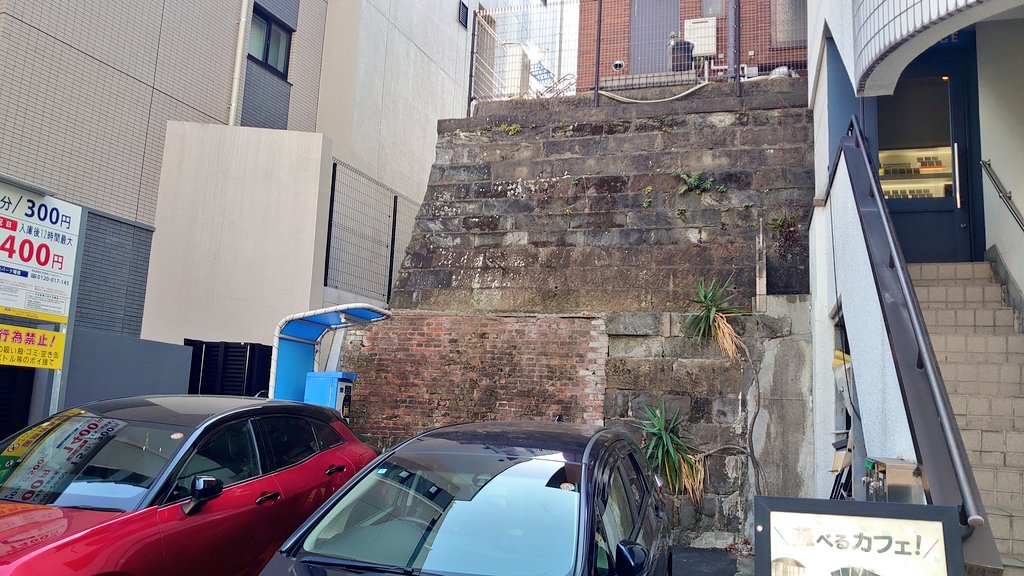 初めて訪れる曙橋のラーメン店でお昼。自家製麺の太麺と魚介薫るスープのつけ麺、美味しゅうございました。崖線のコンクリート製擁壁に湿地を好むシダやショウブ科の植物が生えているので湧水があるのだろう。明治〜昭和初期に施工されたであろう煉瓦製擁壁もあちこちに残っている。