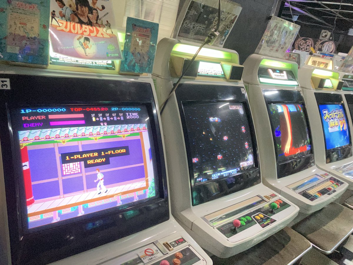 2022Kduck's tweet photo. 札幌市 北24条駅の「ジー・バオア・グー」さん

エレメカ、ピンボール、プライズ機、メダル機、７号転用機、大型筐体、ジュークボックスなど、レトロで懐かしい機械が揃った２階建ての古き良きゲーセンです

レトロビデオゲーム筐体も70台以上あり、１部30円でした

是非とも 行ってみて欲しいお店です https://t.co/JitJF9FmJ4