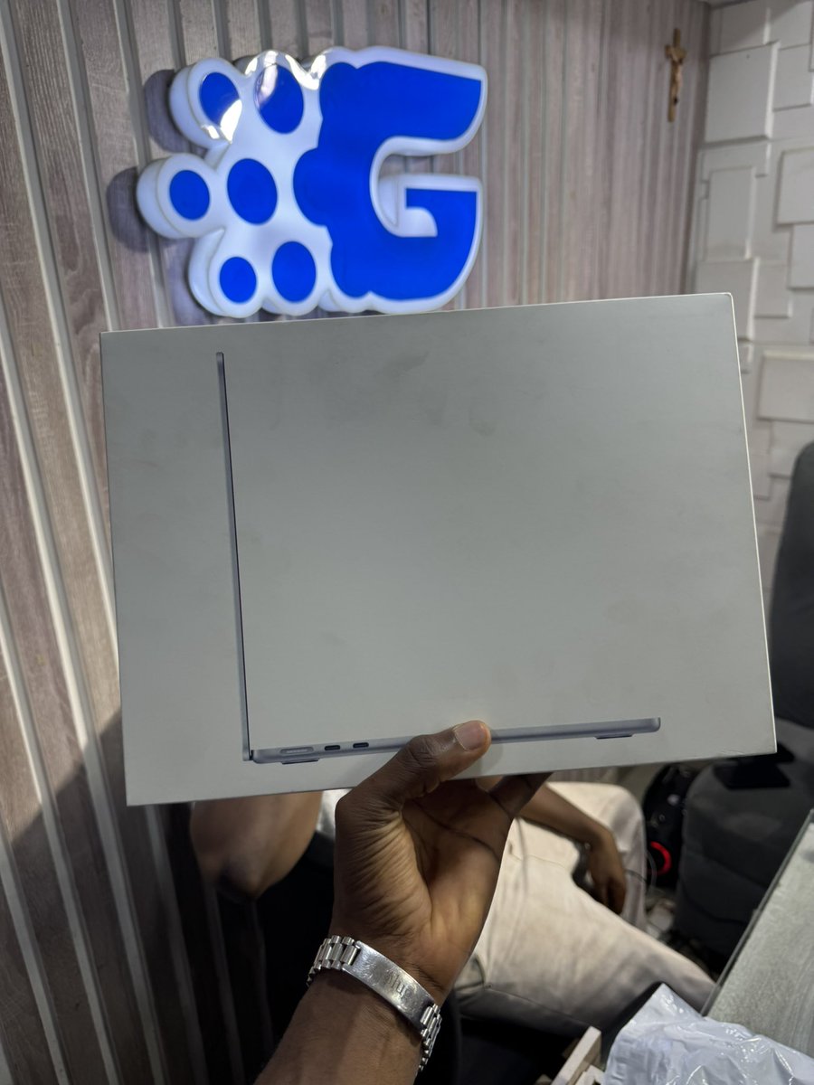 MacBook Air M4 13” 16/256GB

Off to Abia State 📍