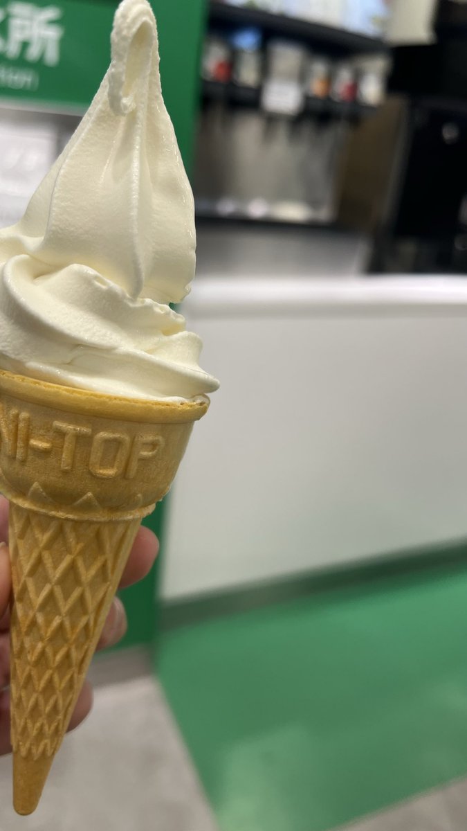 iinekure_'s tweet photo. IKEAが閉店��ると聞いたので有名な50円のソフトクリームと80円のベジドッグを初めて食べてみました。50円と80円の味でした。 https://t.co/1EgAcqiSDx