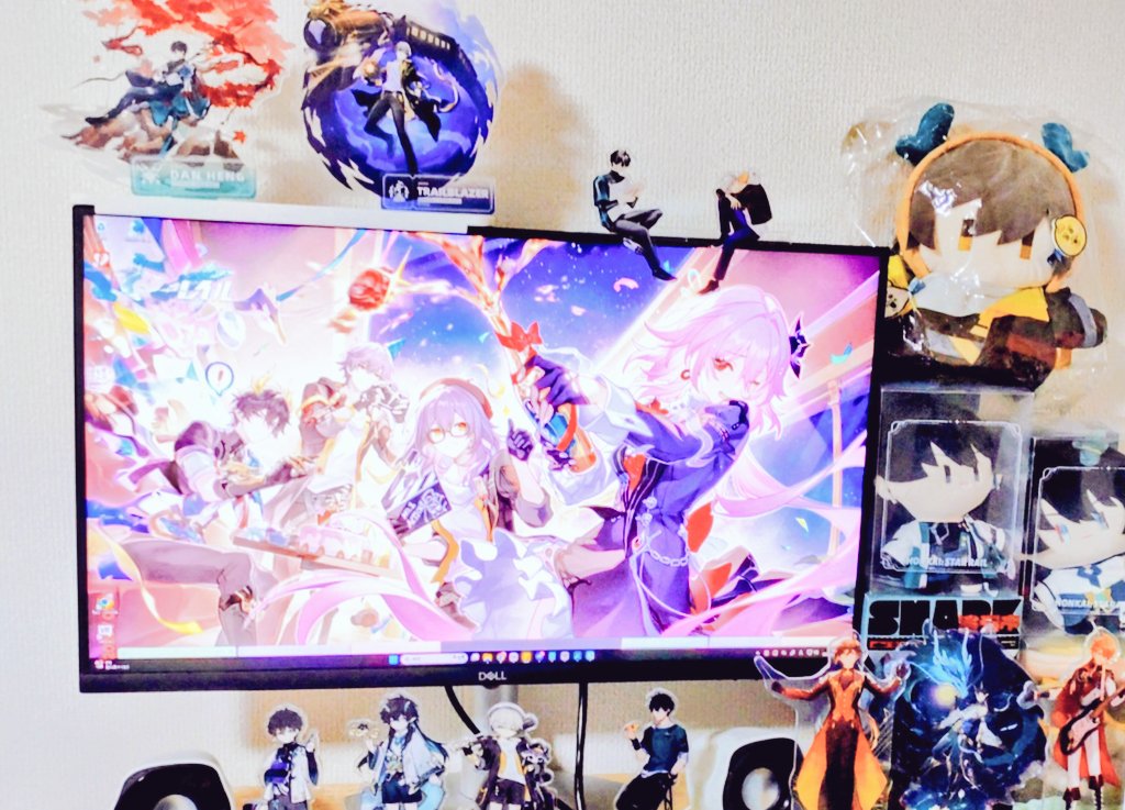 2/8頒布予定の丹穹おすわりアクスタ届いた〜!写真撮るの下手でぼやけてますが…🥲いろんなところに座ってもらえます🎶作業の見守りも…🎶 
