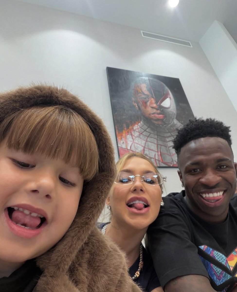 jessicasuai's tweet image. Pouco a pouco vão desbloqueando a skin do Vinidrasto com um enteado