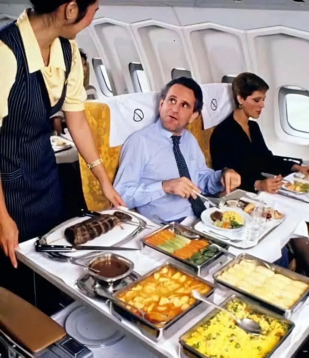 Serviço de bordo da extinta VARIG.
Hojeje em dia, o alimento que as companhias aéreas oferecem, não dá pra tapar o buraco de um dente.