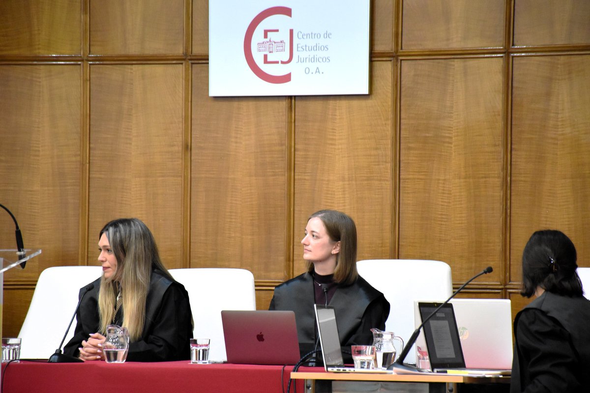cejmjusticia's tweet photo. 📌 Hoy arrancan en el #CEJ las simulaciones de juicios penales y civiles con el alumnado de la 6️⃣4️⃣ª Promoción de la #CarreraFiscal.

👩‍⚖️👨‍⚖️ De miércoles a viernes, en nuestro Salón de Actos, desarrollarán una experiencia práctica orientada a reforzar su formación jurídica. https://t.co/lw610vIzzi