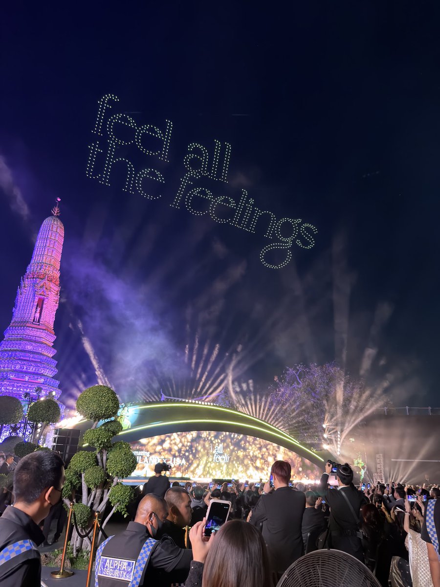 porporlees's tweet photo. แง สวยมาก #AmazingThailandExclusiveNight #AmazingThailand #AmazingThailandXLisa #FeelAllTheFeelings https://t.co/HAolCOSnhf