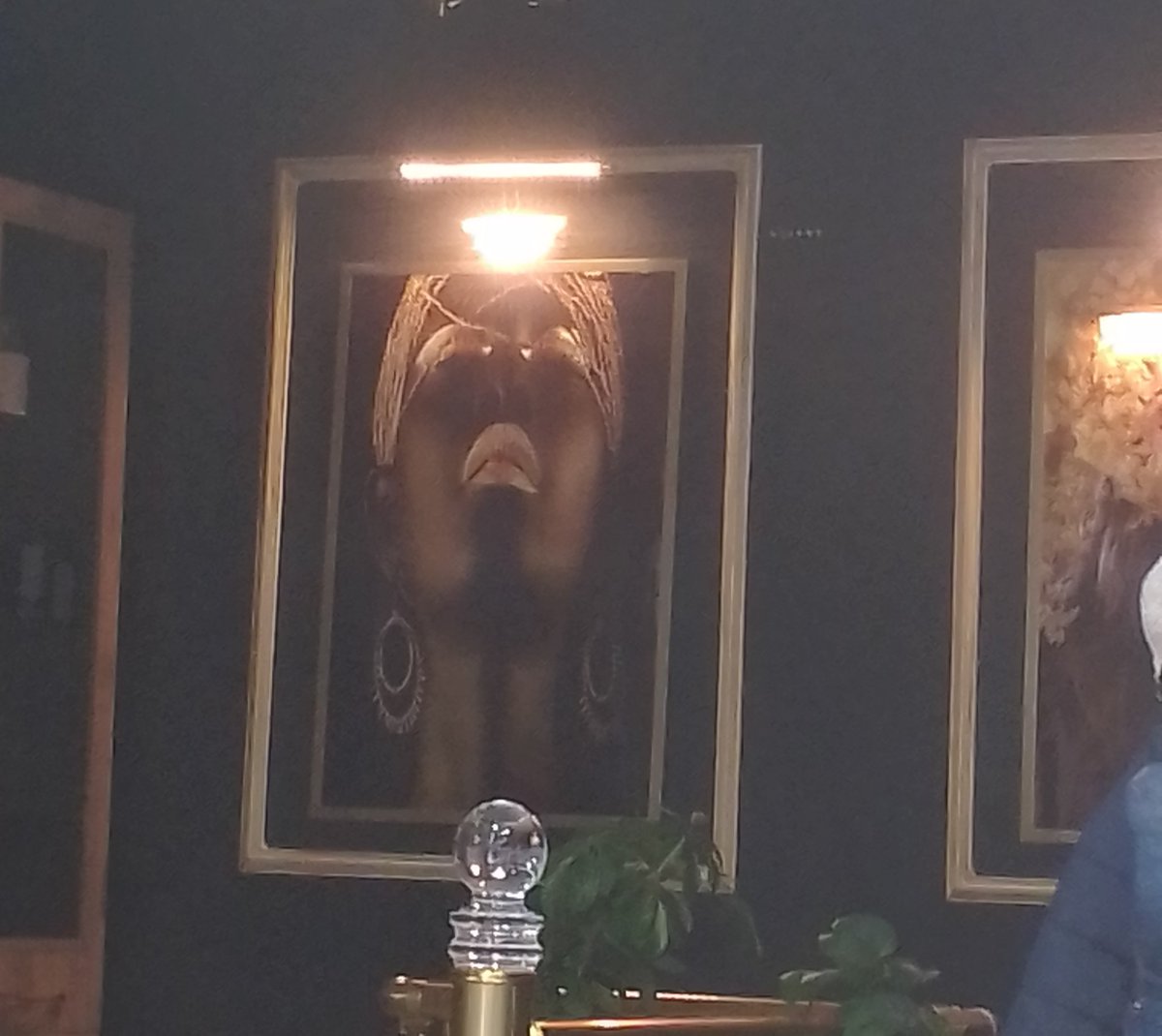 o tablonun oldugu kuafore geldik