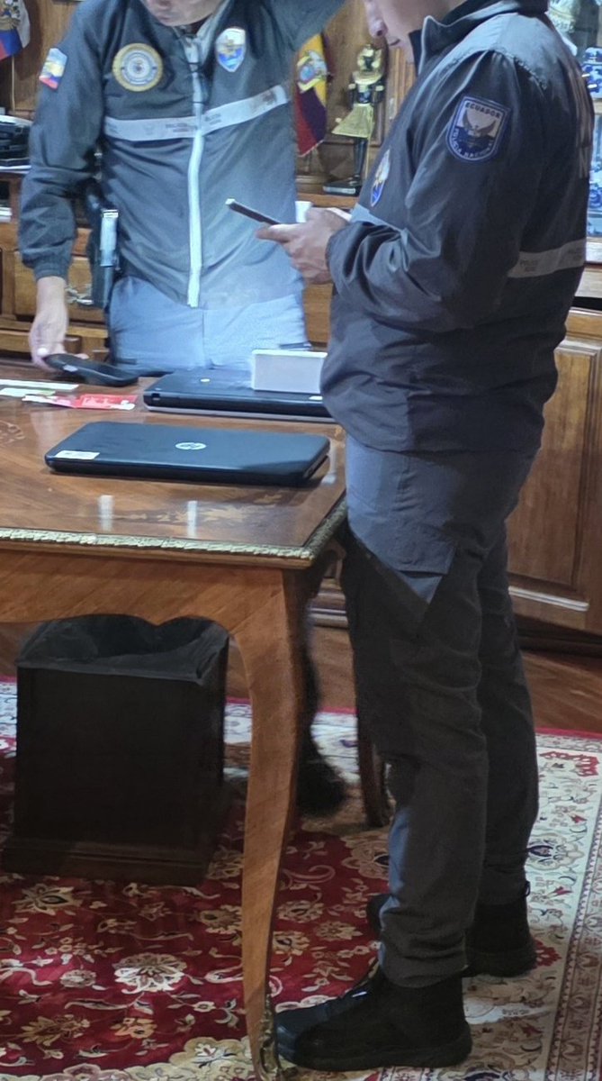 <a href="/FiscaliaEcuador/">Fiscalía Ecuador</a> incauta los pasaportes de los hijos menores de edad de <a href="/AsPatoChavez/">Patricio Chávez Z.</a>, ¿Qué relevancia penal tienen? Hace años hicieron lo mismo con los hijos de <a href="/GabrielaEsPais/">Gabriela Rivadeneira</a>, aún esperamos los devuelvan.