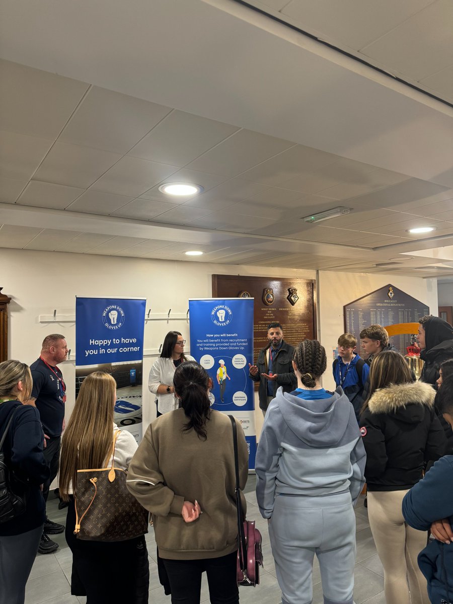 Weapons Down Gloves Up ⚪️ tweet media