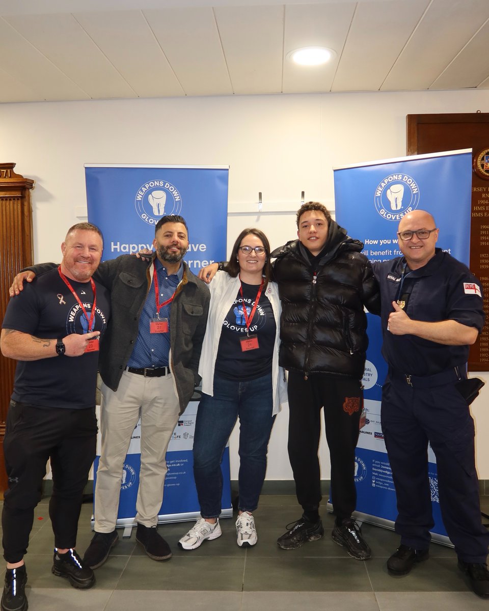 Weapons Down Gloves Up ⚪️ tweet media