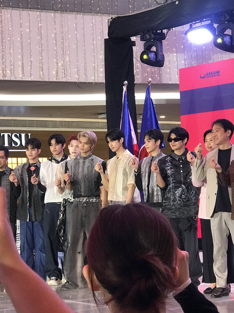 Photo op with Round Korean Ambassadors 📷

HORI7ON AT ROUND26 PRESSCON

#HORI7ON_ROUNDFestival
#HORI7ON #호라이즌 
<a href="/HORI7ONofficial/">HORI7ONofficial</a>