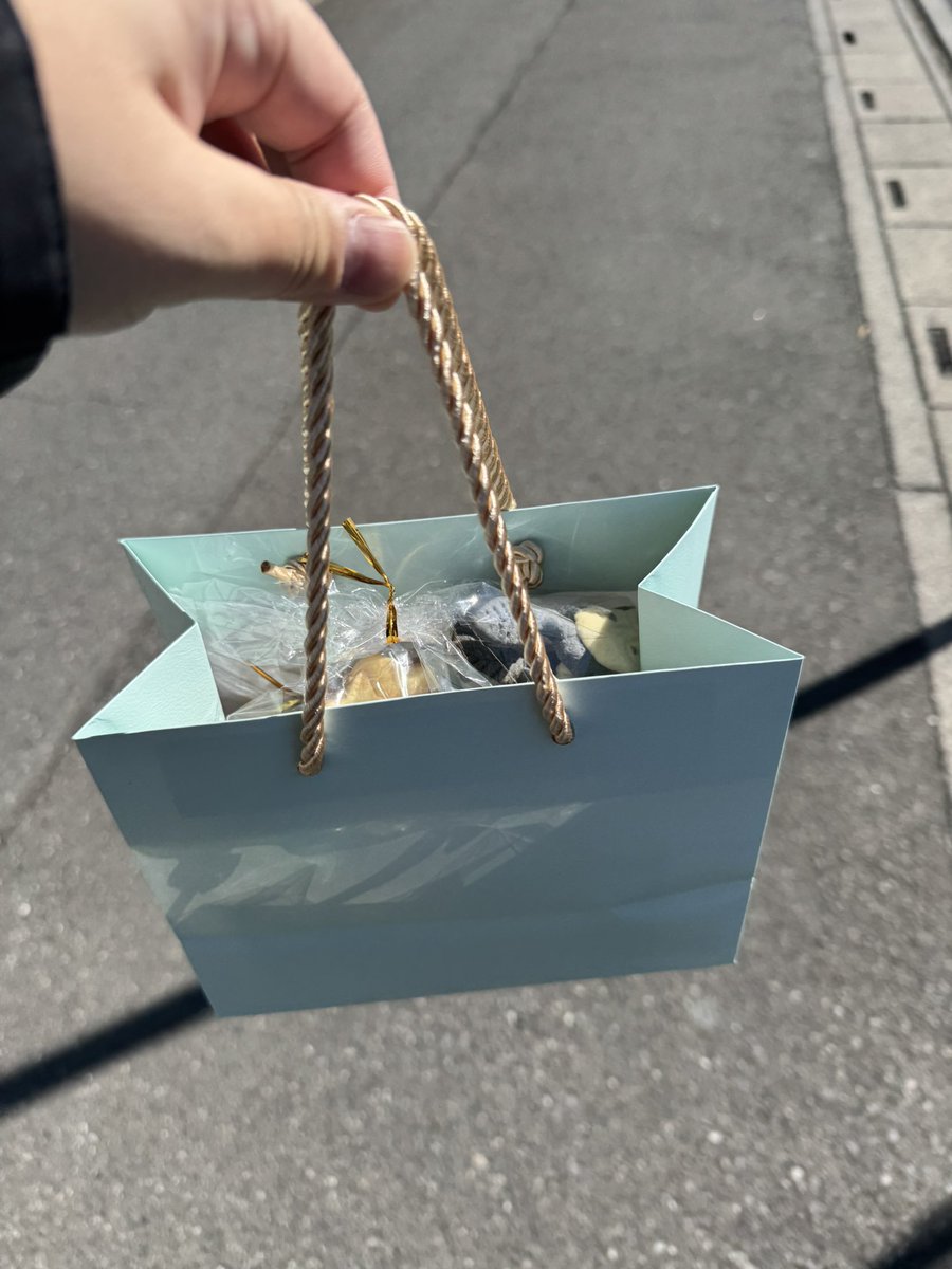 去年のバレンタインは特に頑張った気がする
1枚目は友達たちにあげるやつ
2枚目は好きぴに渡しに行く時に撮ったやつ