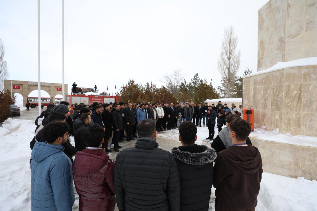 Geleceği inşa eden gençler, geçmişin kahramanlarını unutmadı! 🇹🇷

Bugün;Sosyal Psikoloji Kampımıza katılan gençlerimizle birlikte,şehit ailelerimizin rehberliğinde Zeve Şehitliği'ndeydik. 

Minnet ve şükran borcu olduğumuz Aziz Şehitlerimize Allah'tan rahmet diliyoruz.🇹🇷