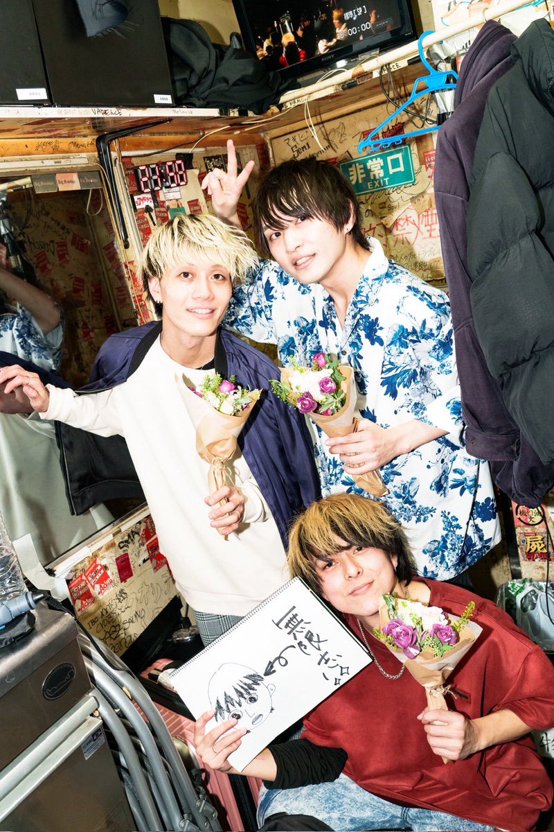FS_FallingStar's tweet photo. 先日は解散LIVEにお越し頂きありがとうございました。

解散を惜しんで涙を流してくれる皆様を見て、本当に沢山愛されているバンドだったなと再認識しました。

これから向かう方向は違えど、また皆様と出会える事を楽しみにしてます。

これまで長い間応援してくださってありがとうございました。 https://t.co/5kHk6AwBm2