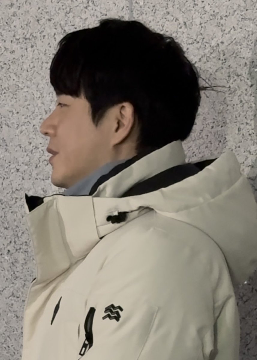 삐죽 튀어나온 머리가 너무 귀여우심 ,,,,,,