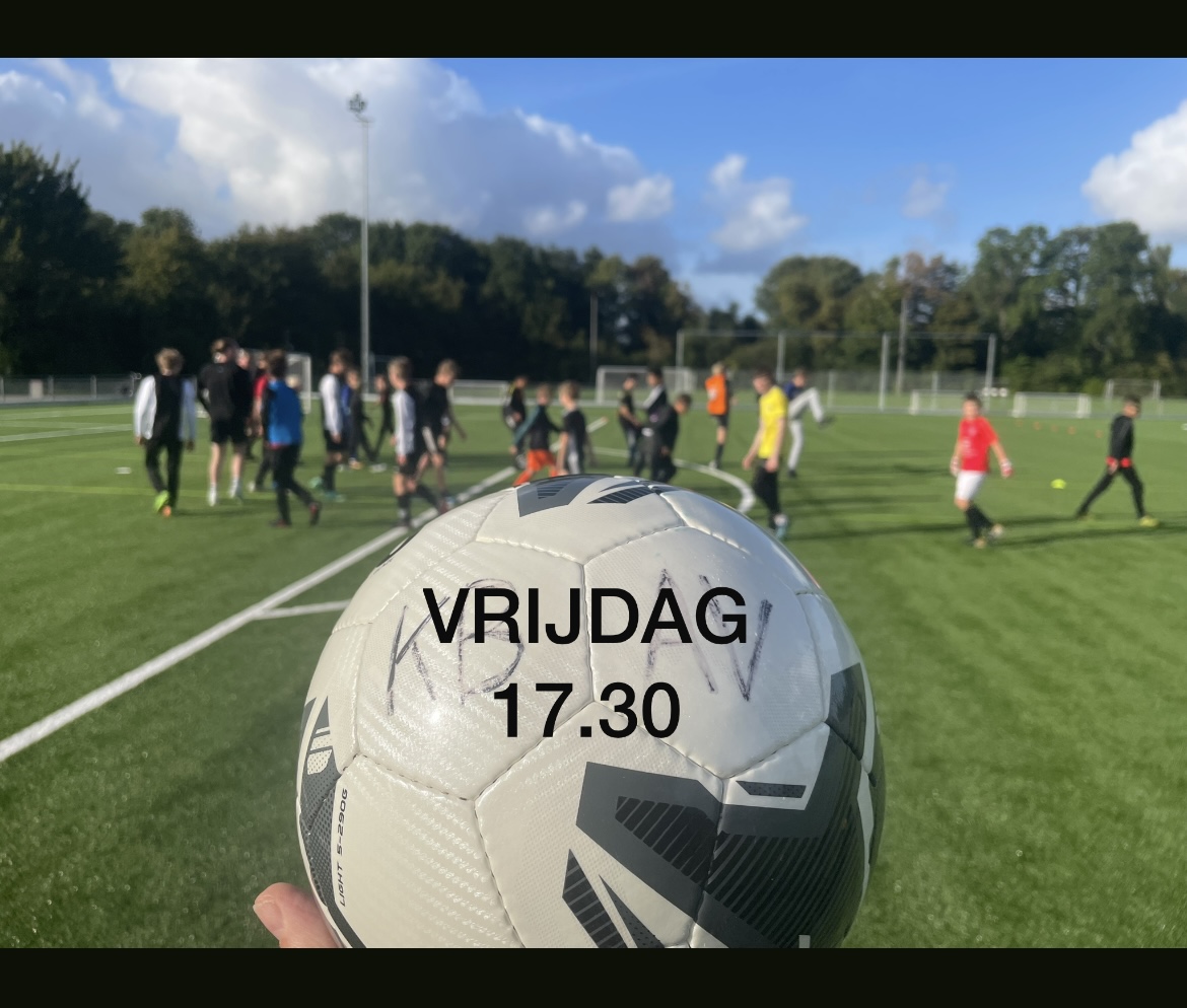 MartinStoker's tweet photo. Lekker uurtje voetballen met de A-Selectie en daarna meteen door naar Pluim, met het trainersteam slokken en happen!
De verlate Nieuwjaardsborrel. #autisme #kinderen #voetballen #kolpingboys #pluim https://t.co/3MUaPAF8WZ