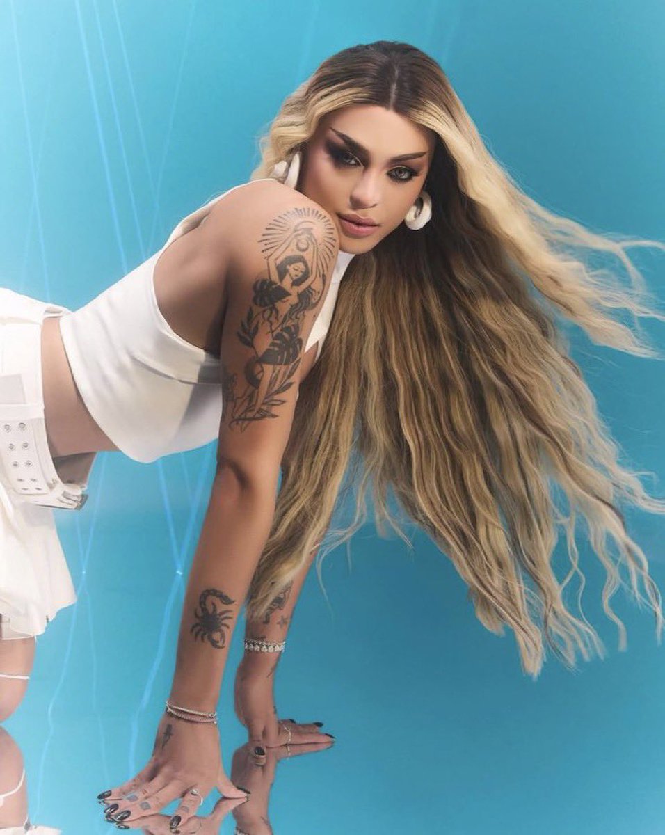 vittardua's tweet image. estou encantado com a pabllo fazendo uma releitura dos seus álbuns pra comemorar os 10 anos de carreira. 🥺