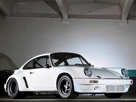 以前知人が
V10のポルシェカレラGTの新古車を
売りたいという老人の家を訪ねた。
「爺さんもう体力ないから乗れないんだな…」と。
だがそのガレージにはもう一台、
本物の74年型カレラRSR。
背後から老人が言った。
「…刺激が足らんでの」