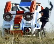 DR_Kotobuki999's tweet photo. フォロワーさんからのリプで。
『秘密戦隊ゴレンジャー』の「バリタンク」のベース車両は、
「日産サニー・キャブ」とわかりました。
バリタンクは、『ジャッカー電撃隊』の敵側車両に改造され。『ジャッカー電撃隊』の映像から、「日産サニー・キャブ」とわかりました。
バリタンクの中央のタイヤは、ダミーです。
「X」のようなSNSは、こうした、複数の方の知恵・情報が集まるので、凄いですね。