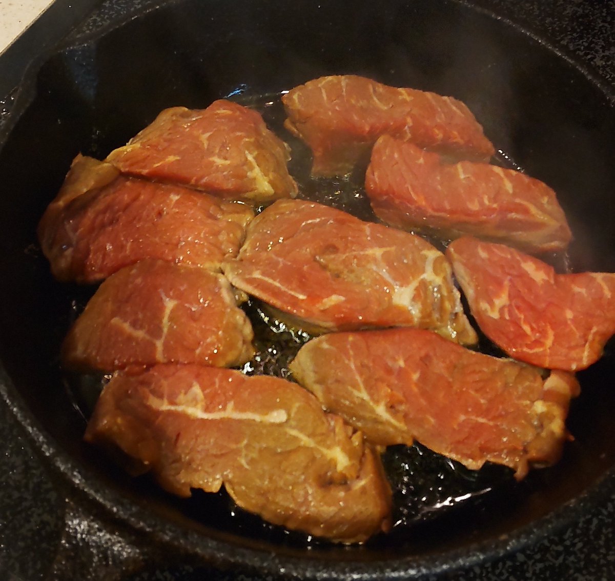 鉄スキレットの、真の力が目覚める...( ˇωˇ )
#低温熟成300円ビーフ 