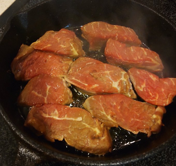 鉄スキレットの、真の力が目覚める...( ˇωˇ )
#低温熟成300円ビーフ 