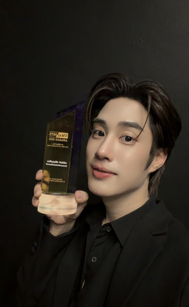 ไม่รู้จะพูดอะไรเลยย ขอบคุณทุกคนมากๆเลยน้าา ขอบคุณติดฝนทุกคนเลยนะครับ รางวัลนี้เป็นของติดฝนทุกคนนะครับ แล้วก็ ยัยแป๋ว พี่ทำได้แล้วนะ

TLE MTM NEWCOMER OF THE YEAR
TLE MATIMUN X TVHA2025
#TVHA2025xDMD