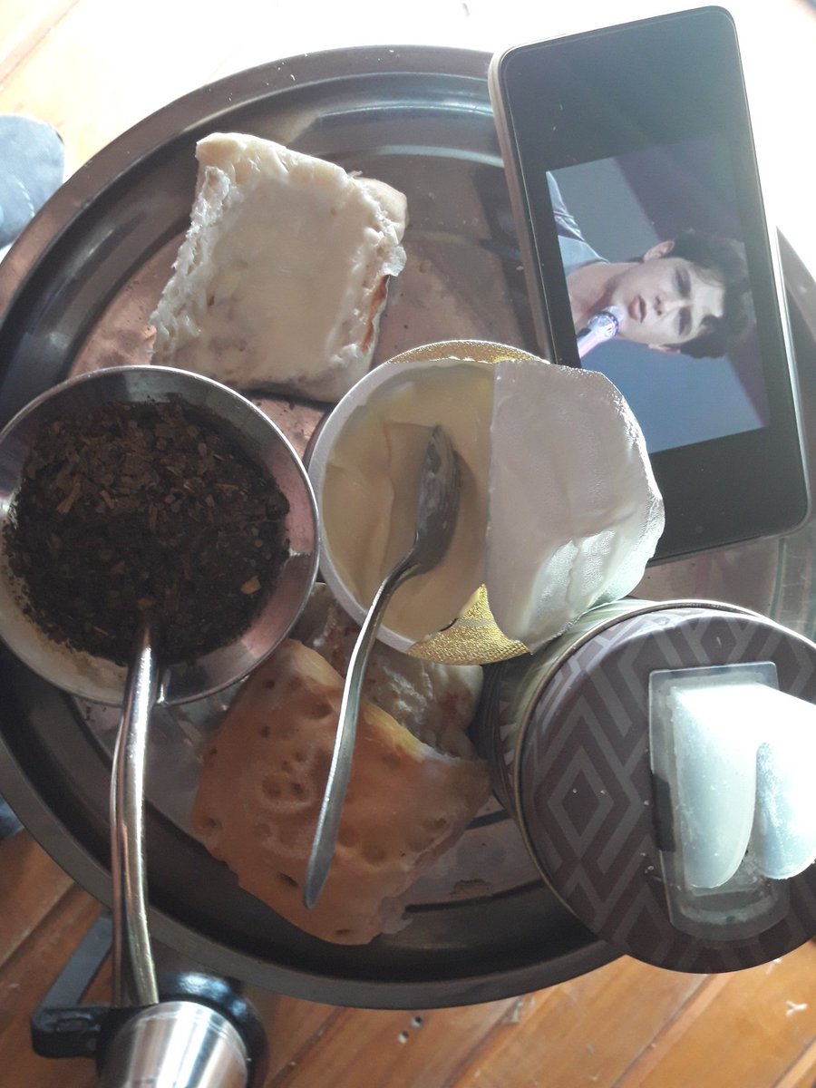 Nada más lindo que desayunar con su compañía, mates, tostadas, queso y Cuando nadie me ve, episodios que me hacen viajar a los años maravillosos de descubrirte <a href="/AlejandroSanz/">Alejandro Sanz</a> 
Acá me tenés a ojo vidrioso y nudito en la garganta, pero de emoción y alegría!Gracias <a href="/LaFuerzaDeSanz_/">La Fuerza de Sanz AR ♪❤ 🇦🇷</a>