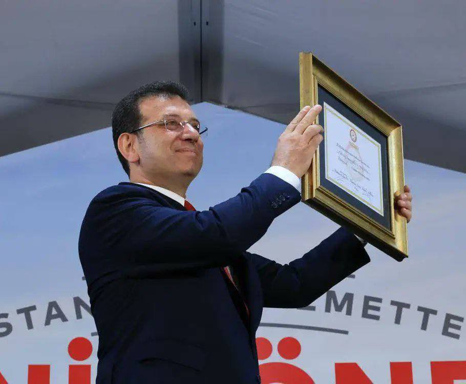 solcugazete60's tweet photo. Sorbonne Üniversitesi, Ekrem İmamoğlu ile birlikte lisans diploması iptal edilen bir kişi hakkında yapılan lisansüstü diploma iptal başvurusunu reddetti.

Üniversite, söz konusu lisansüstü diplomanın geçerliliğini koruduğunu açıkladı. https://t.co/hSDCMIHuiY