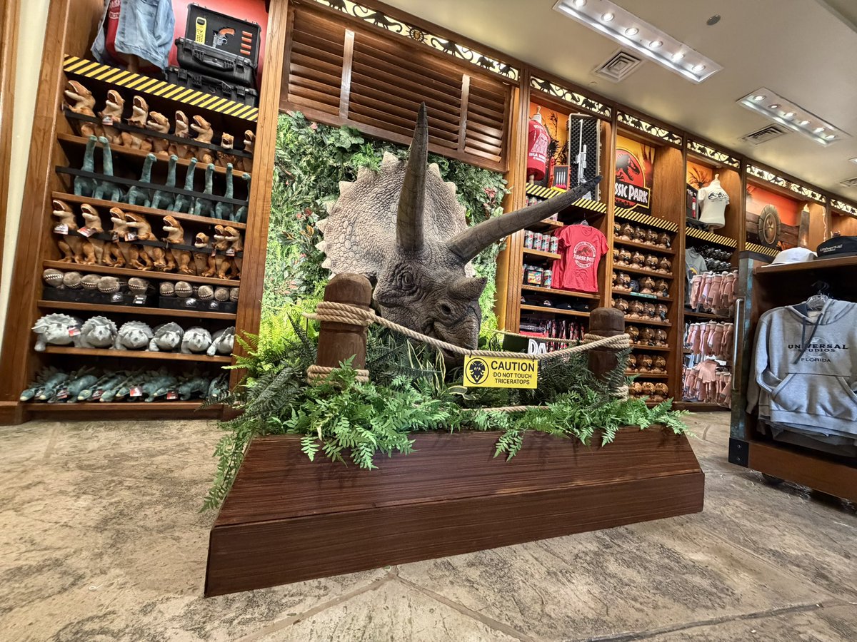 magiccitymayhem's tweet image. FIRST LOOK! Say good morning to the newest resident of Jurassic Outfitters! @UniversalORL @JurassicWorld