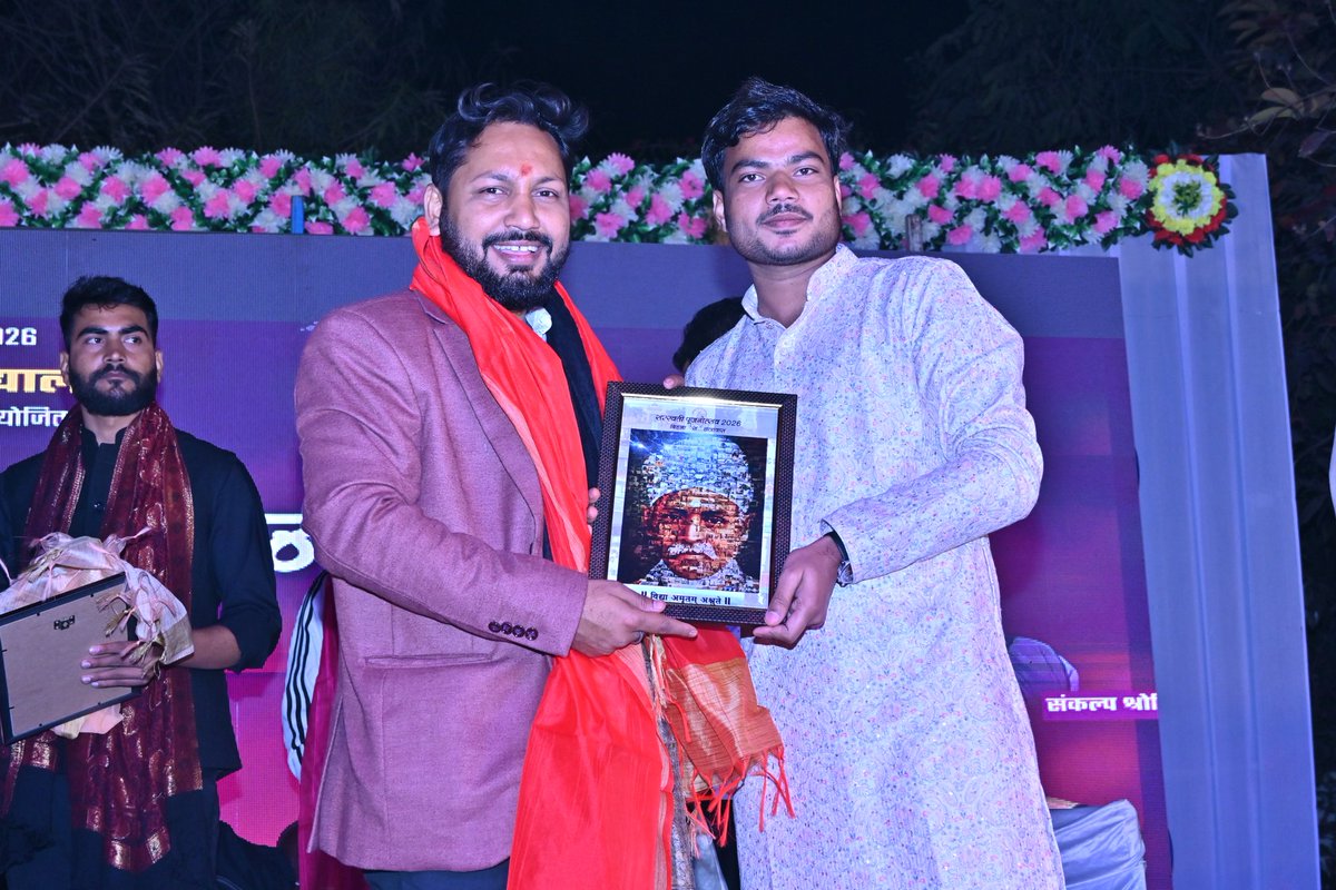 bajrangii_jee's tweet photo. काशी हिंदू विश्वविद्यालय का सबसे लोकप्रिय कवि सम्मेलन बिड़ला " स" छात्रावास प्रांगण में भव्यता के साथ सम्पन्न हुआ। 3000 हजार से अधिक युवाओं ने प्रतिभाग कर कवि सम्मेलन में ऊर्जा का संचार किया। मैंने अपने हिस्से की मेहनत की।
जय बिड़ला जय महामना🙏
हर हर महादेव https://t.co/MDoZNhn4sa