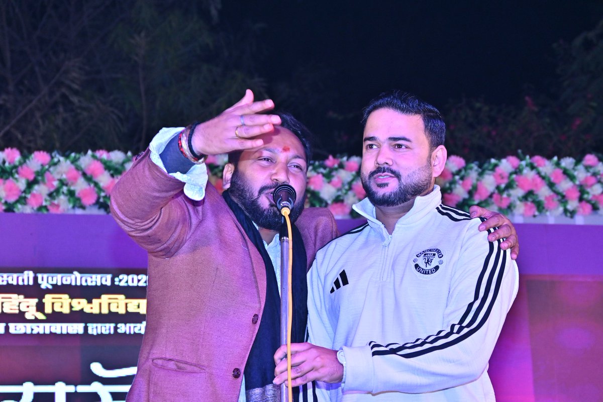 bajrangii_jee's tweet photo. काशी हिंदू विश्वविद्यालय का सबसे लोकप्रिय कवि सम्मेलन बिड़ला " स" छात्रावास प्रांगण में भव्यता के साथ सम्पन्न हुआ। 3000 हजार से अधिक युवाओं ने प्रतिभाग कर कवि सम्मेलन में ऊर्जा का संचार किया। मैंने अपने हिस्से की मेहनत की।
जय बिड़ला जय महामना🙏
हर हर महादेव https://t.co/MDoZNhn4sa