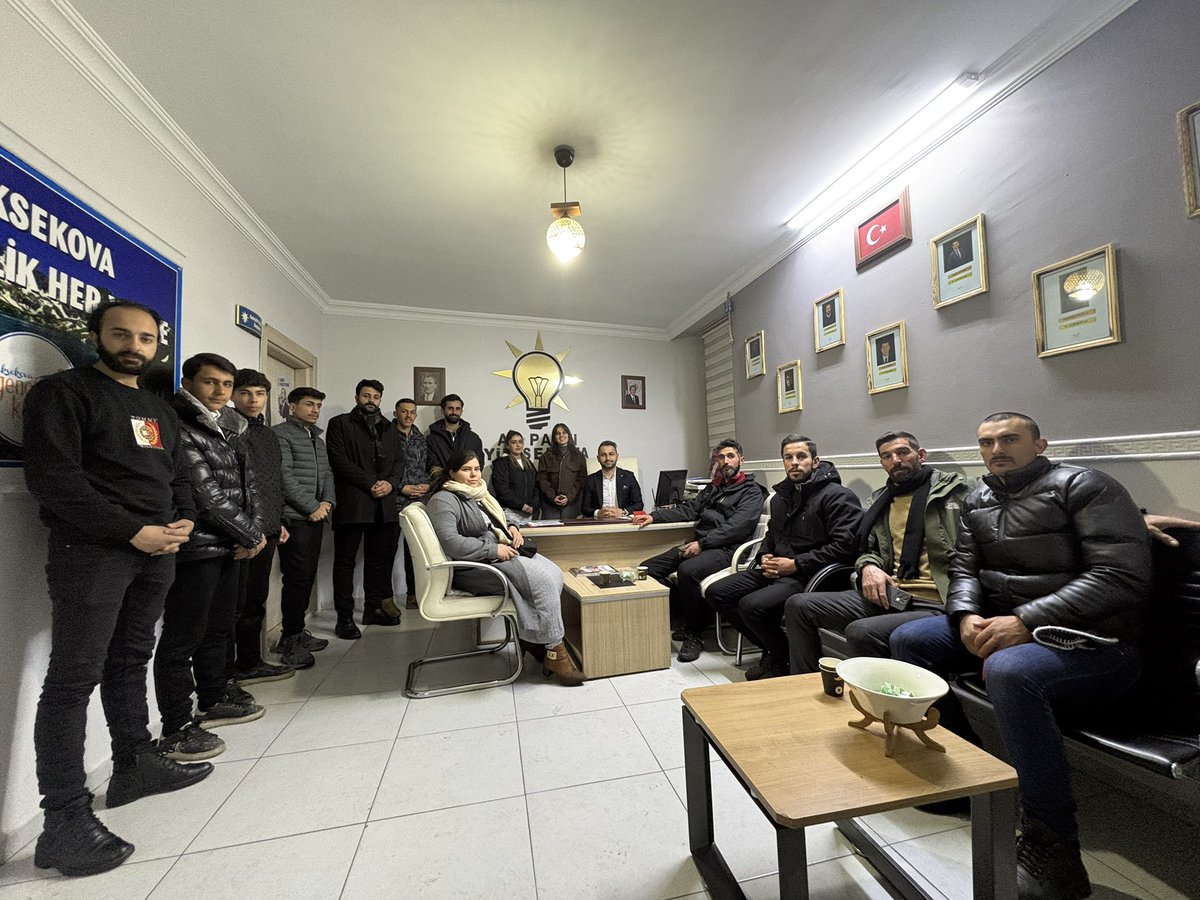 Akgencyova's tweet photo. 📍 Yüksekova İlçe Başkanlığı

Hazırız, kararlıyız ve geleceğe yürüyoruz!
Türkiye Yüzyılı vizyonuyla hareket eden Yüksekova gençliği, sorumluluğunun bilincindedir.

TEKNOFEST kuşağının dinamizmini taşıyan gençlerimizle bir araya gelen İlçe Gençlik Kolları Başkanımız Sn. @srvtkrstakkurt ilçemizin geleceği için, daha aydınlık yarınlar için daha çok gayret etmemiz gerektiğini ifade etti, çalışma sürecine vurgu yaptı.

Cumhurbaşkanımız Sayın @RTErdogan ’ın gençlere verdiği değer ve güven, bu buluşmada güçlü bir şekilde ifade edildi.

Birliğimiz daim, yolumuz açık olsun.
