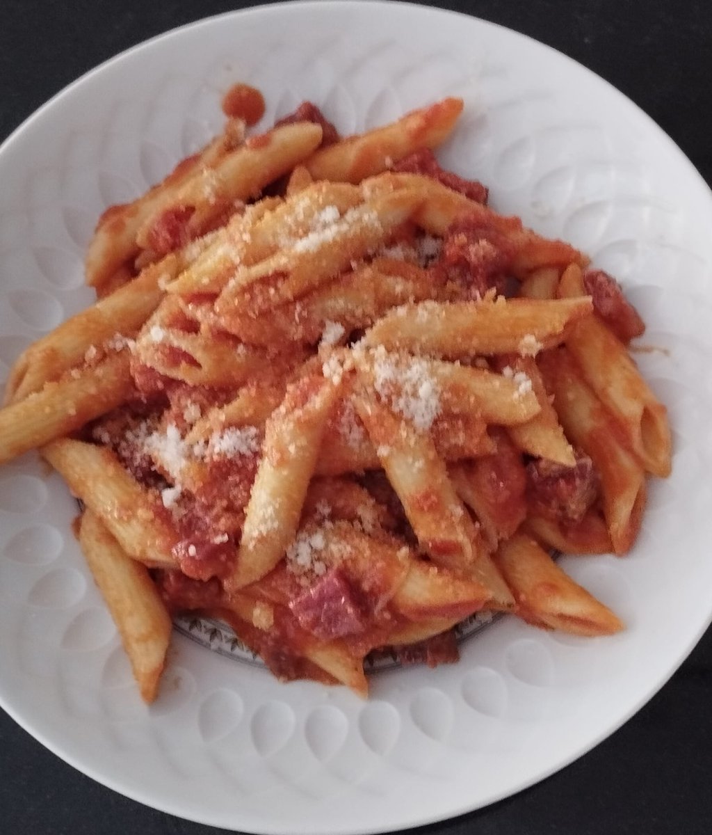 Día nevado. La Chef ejecutiva ha pensado darme un capricho. Macarrones con tomate, jamón y chorizo. La VO del plato tiene besamel y una cantidad importante de queso y algo de mantequilla para gratinar. Versión light, igualmente rica y se agradece el cuidado...y el plato.