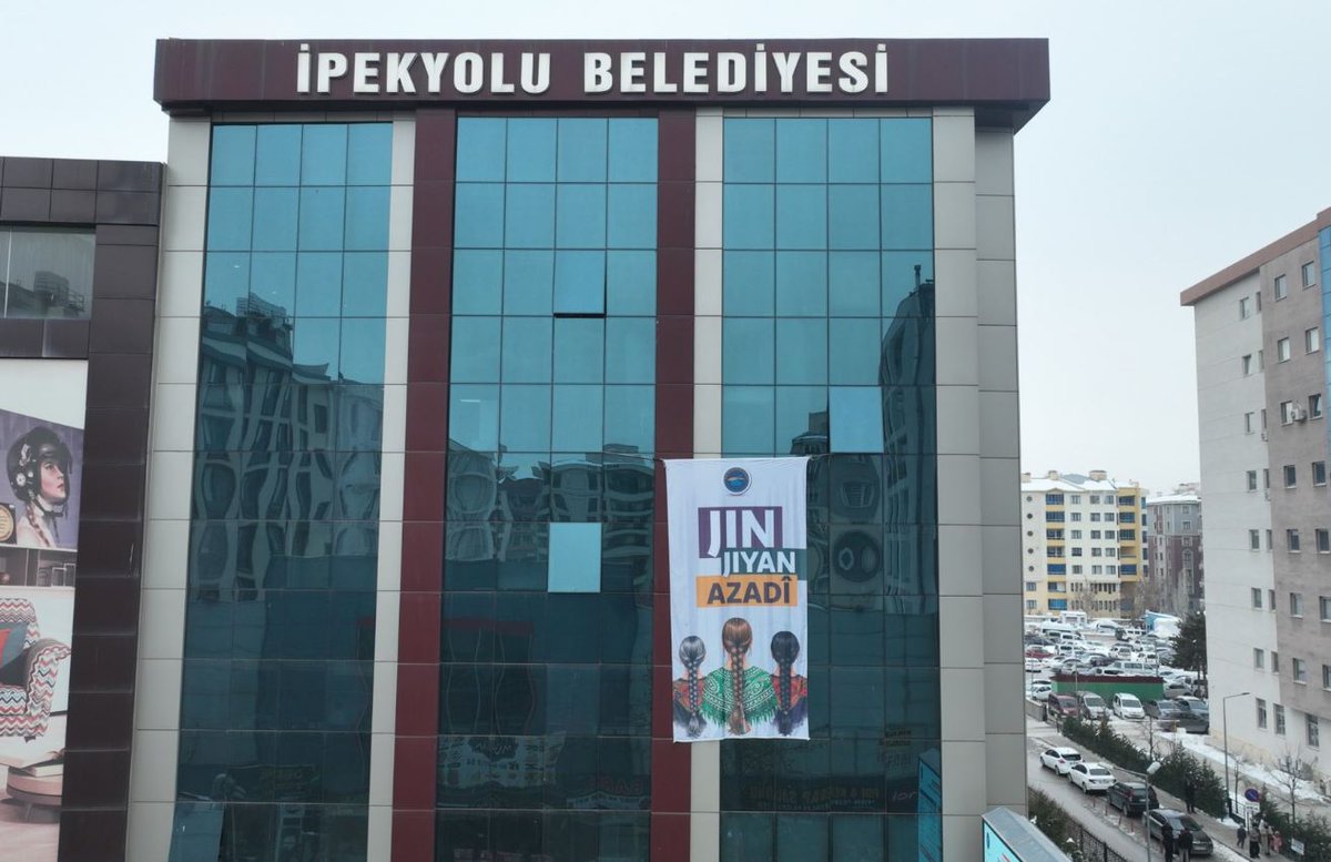 Van İpekyolu Belediyesi YPG terör örgütüne destek vermek için afiş astı.

İpekyolu’na Kayyum Atansın!