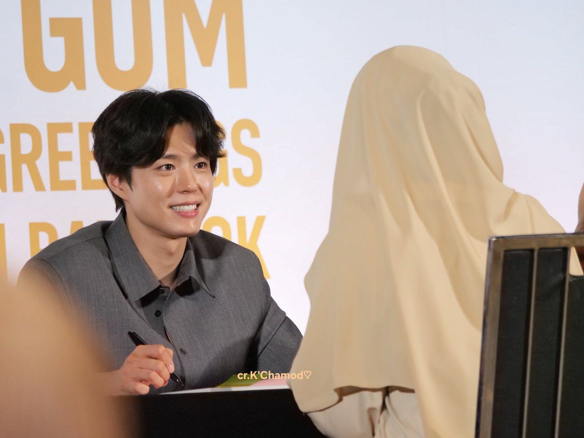 nuzHT's tweet photo. ☆•°บันทึกความทรงจำครั้งนึงเคยได้คุยกับโบกอม•°☆♡
♡Bogum Fansign event in BKK♡
2026.01.25

N : อันยองฮาเซโย โบกอมอปป้า
สบายดีไหมคะ?
BG : สบายดีครับ ....(ชื่อเรา)🥹
N : สวัสดีปีใหม่ค่ะ(เกา)
BG : 😯 (ตือรีมอกาเซ=ขอบคุณ(ภาษามลายู)
N : สอนกอมพูด"สวัสดีปีใหม่ครับ" (กอมตั้งใจมาก) https://t.co/7rEucR0bKz