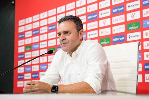 A las 15.20 os contamos la última hora del #Recre fin el fichaje de Aitor García, pero también tenemos un protagonista: hablamos con <a href="/jmsalmeron1/">Jose María Salmerón</a> , ex entrenador albiazul que llega el domingo un go con el Almería B