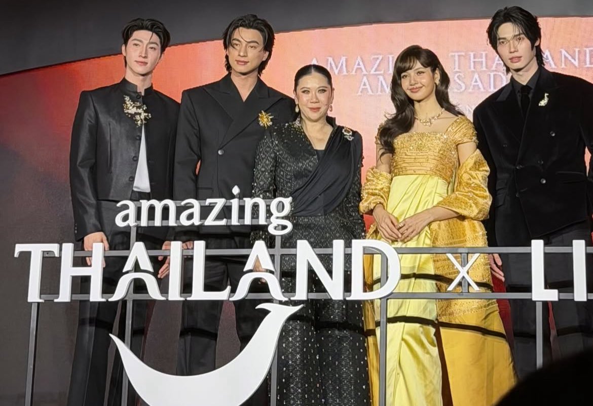 น้องลิซ่า, น้องบลู, น้องวิน, น้องกลัฟ และคุณฐาปนีย์ (ผู้ว่าการการท่องเที่ยวแห่งประเทศไทย) ค่ะ ✨

LISA AMAZING AMBASSADOR
#AmazingThailandxLISA
#AmazingThailandExclusiveNight
