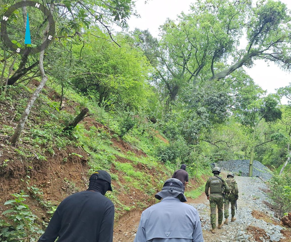 ARCOM_Ecu's tweet photo. 🚨⚒️ ARCOM atendió denuncias por posibles labores mineras irregulares en #Loja, en coordinación con Fuerzas Armadas.
🚫 Actividades paralizadas y verificación de explosivos.
👮♂️ Control minero responsable y legal.
#ARCOM #MineríaResponsable #ControlMinero #Loja https://t.co/xomfRFlT0O