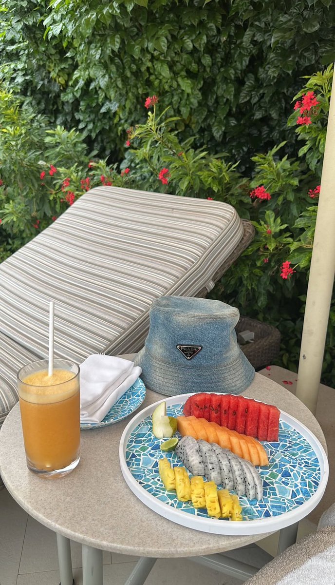 boynotnice's tweet image. What a sunny day🍹