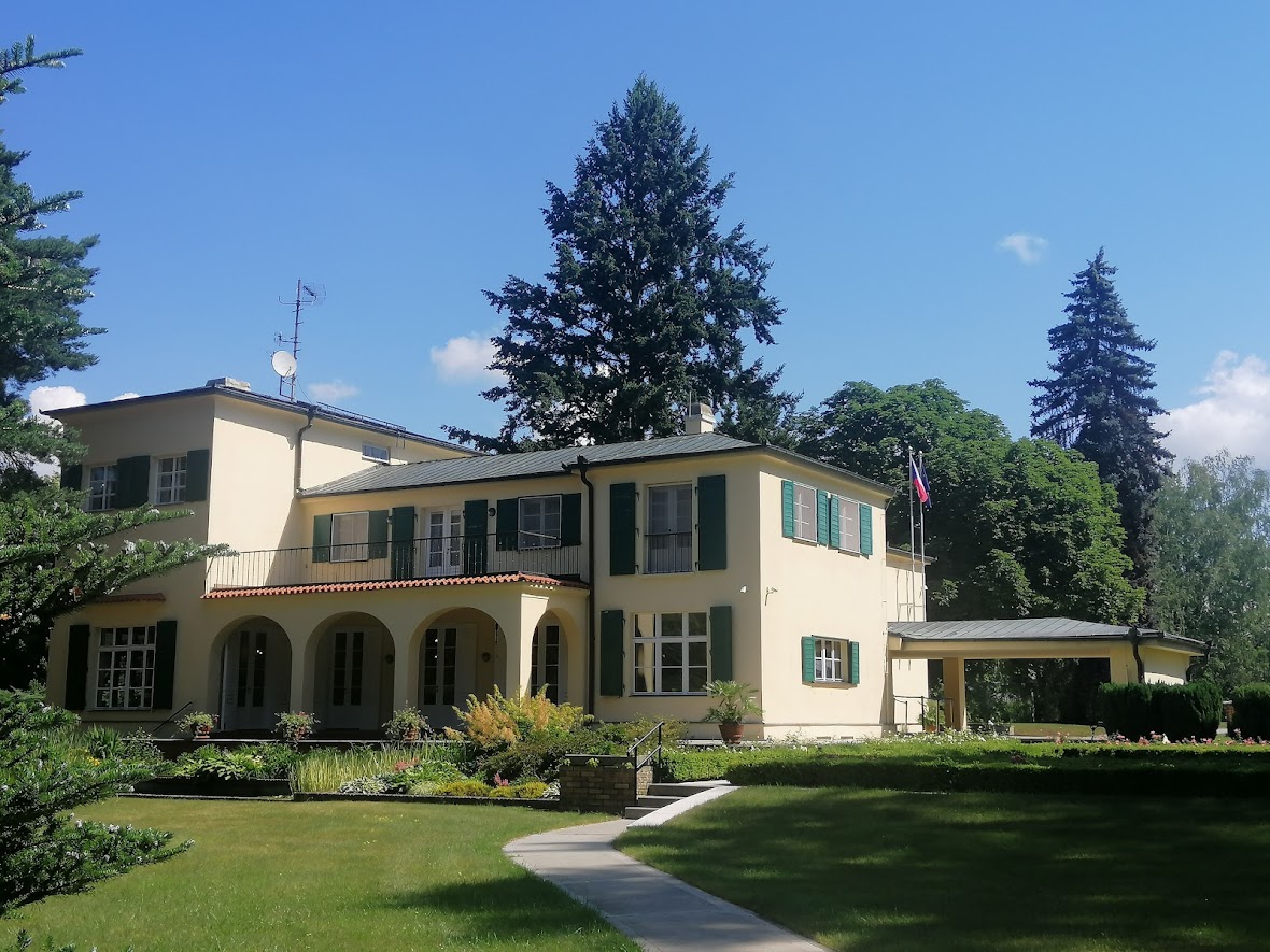Vila manželů Benešových bude mít nového správce! 🏛️✨ Gratulujeme @HusitskeMuzeum, kterému areál v Sezimově Ústí bude patřit. Naplňuje se odkaz paní Hany z roku 1973. 📜✍️ Vila se více otevře kultuře a lidem. První velká slavnost 28. května! 🗓️🎂🇨🇿

#Tabor #BenesovaVila #historie