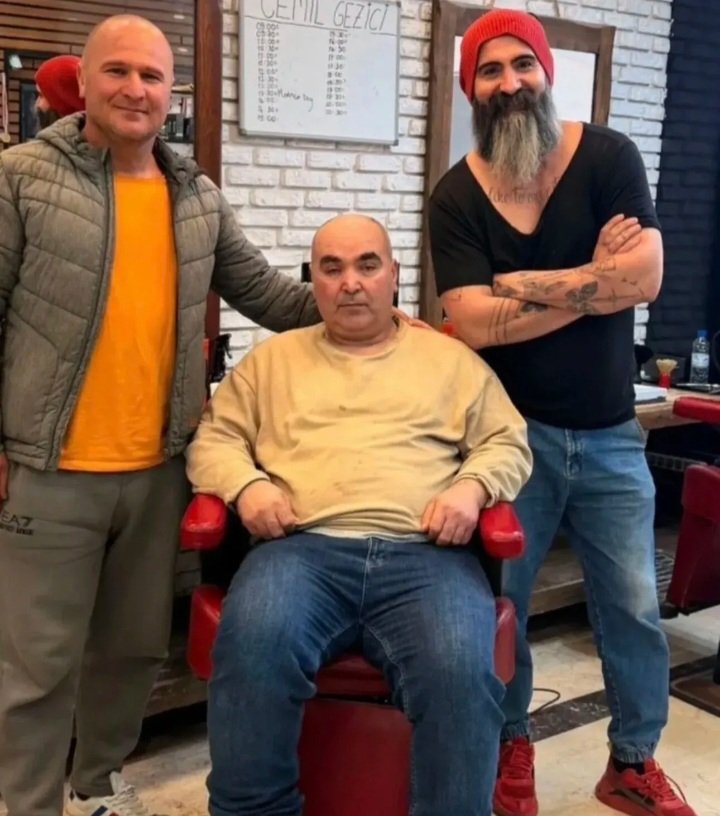 Adli ve ahlaki çöküşün fotoğrafıdır bu.

Yaşlı kadınlara taciz ve cinayet şüphesiyle TV'ye çıkıp, 12 yasinda erkek çocuğa tecavüz ettiği gerekçesiyle tutuklanan Sinan Sardoğan'ın 2 sene sonra serbest kalmasına mı yanarsın, milletin 'kahraman' gibi karşılamasına mı?