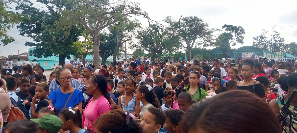 Institución Educativa Seminternado Nito Ortega siempre presente junto a educandos, docentes y familias en el #DesfileMartiano por el 173 aniversario del natalicio de José Martí. 
#MartiVive
#DGEPalmaSoriano
#CubaMined